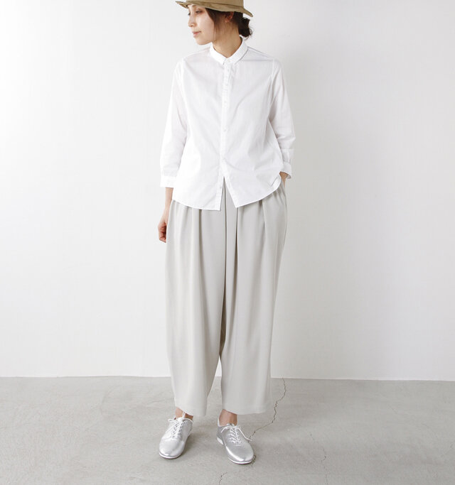 color : white / size : 38
帽子を被ったり足元にポイントがある時こそ、シンプルなシャツが活きますますね。