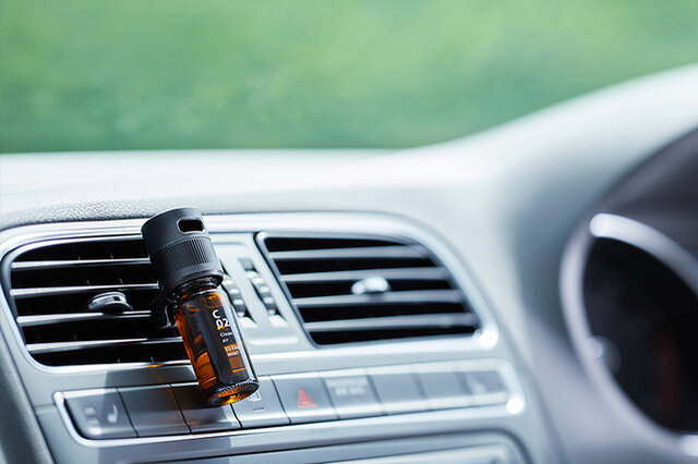 車の中でも大好きな香りを楽しめるdrive time clip（ドライブタイムクリップ）。
本体にお好みのエッセンシャルオイル（10ml）のボトルを装着して、クリップをエアコンルーバーにつけるだけ。エアコンの風を使って車内に香りを広げます。
細目にオイルを注ぎ足す手間もなくて楽ちん。
香りの強弱はキャップの開き具合で調整可能です。
これがあれば渋滞中のイライラも少しは緩和するかもしれませんね。
ただ、ルーバーの形状によって使用できませんので、事前にご確認ください。

エッセンシャルオイルは付属しておりません。
@aromaエッセンシャルオイル10mlを別途お買い求めください。