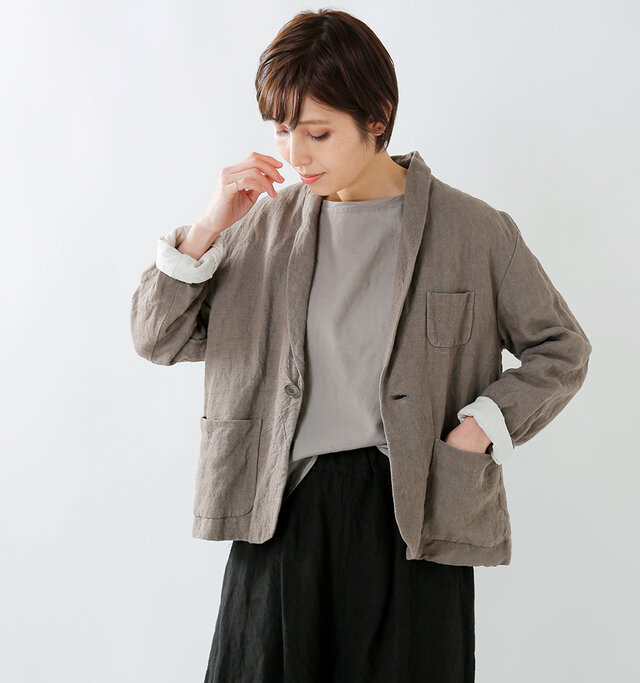 こちらも
程よいハリ感とネップ感が
風合い豊かなリネン素材を使用し、
涼やかな着心地に仕上げた
ショールカラージャケット。
ドロップショルダーで
女性らしいシルエットに仕上げ、
コットンライナー付きで、
安心感のあるしっかりとしたつくりに。