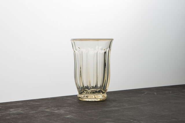 廣田硝子のタンブラー。うっすらと茶色がかったガラスの色がレトロな趣で、こちらも雰囲気を演出するのにぴったりです。