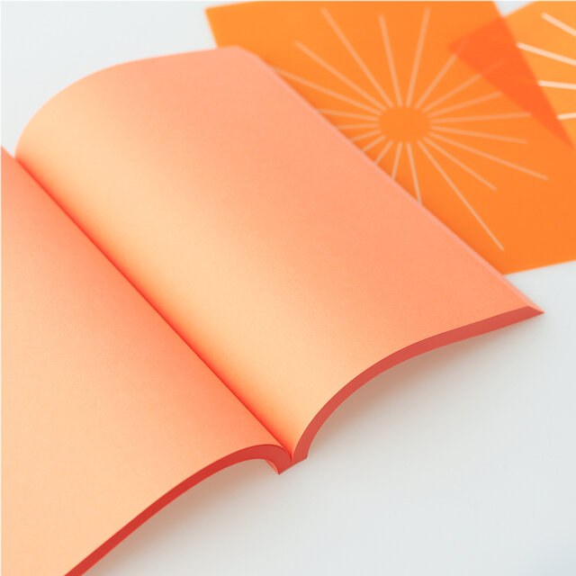ノートの中は、何も書かれていない鮮やかなオレンジ色の紙が続きます。