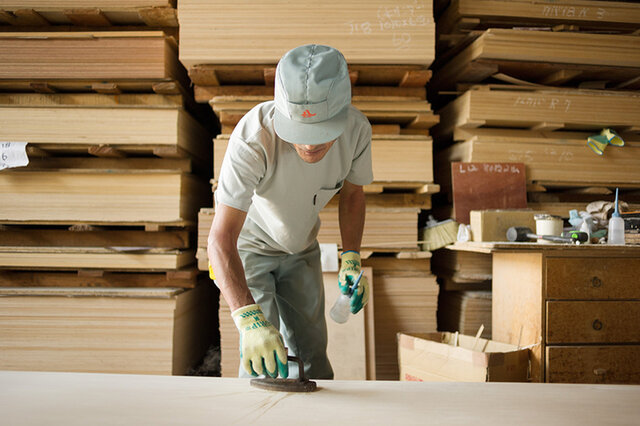 滝澤ベニヤさんは、日本で数少ない、丸太から単板(原木を薄くスライスした板)へと自社で加工している稀有なメーカーさんです。
ほとんどの合板メーカーが海外から単板で購入している中、北海道産木材へこだわり、木材の長所と短所を知り尽くした上で上手に利用活用し、森林と暮らしの間をつなぐ高品質なものづくりをなさっています。