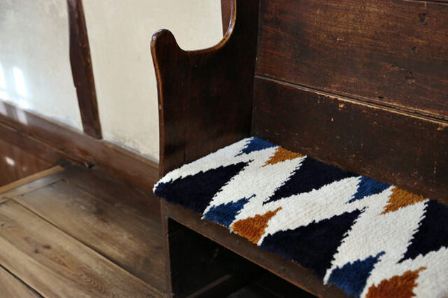 民藝館の椅子に馴染むノッティング。