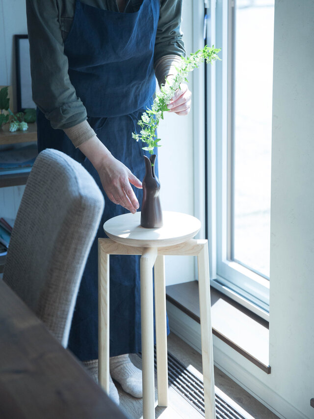 背の高いスツールは、部屋のコーナーや窓辺のディスプレイに使用しても。フラワーベースに季節の花を生け、スツールに飾って楽しみましょう。
