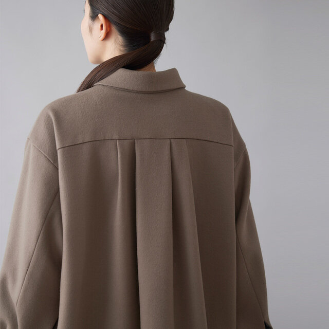 背中に入れた深めのタックが、STAMP AND DIARYのシャツを思わせるやわらかなデザインポイントです。