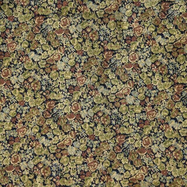 <Chive>
リバティ社のアーカイブにあるデザインをベースにした、密集した花々を描いた代表的リバティ柄で、1974年にタナローンコレクションに仲間入りして以来、継続的な人気があります。