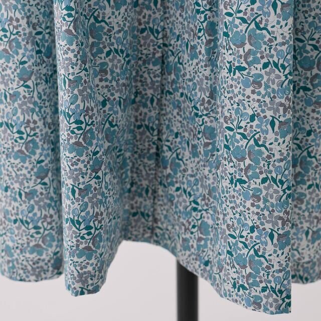 <Coward>
1938年にリバティのためにデザインされ、1950年代にもプリントされていたチャーミングな花柄です。
2008年秋冬コレクションのために描き直され、再着色された「カワード」。
アネモネ、ワスレナグサ、ベリー、そして小さなデイジーがミックスされたリバティの典型的なパターンです。