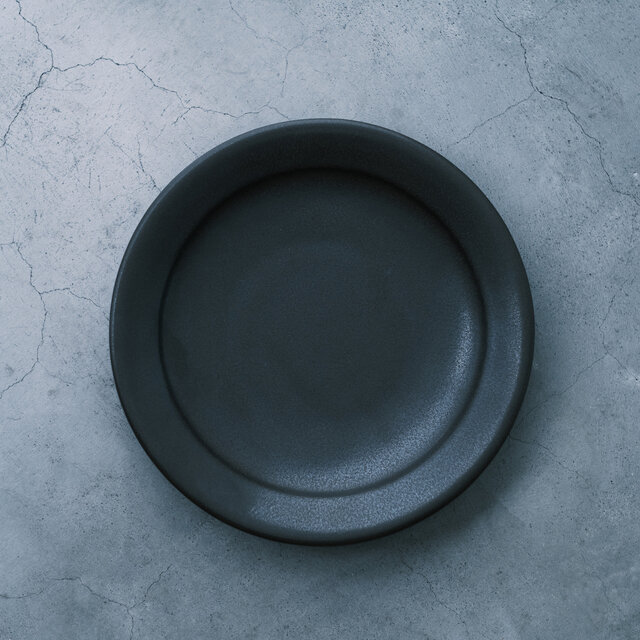 食材が映える黒色のお皿は、実は使い道がたくさん