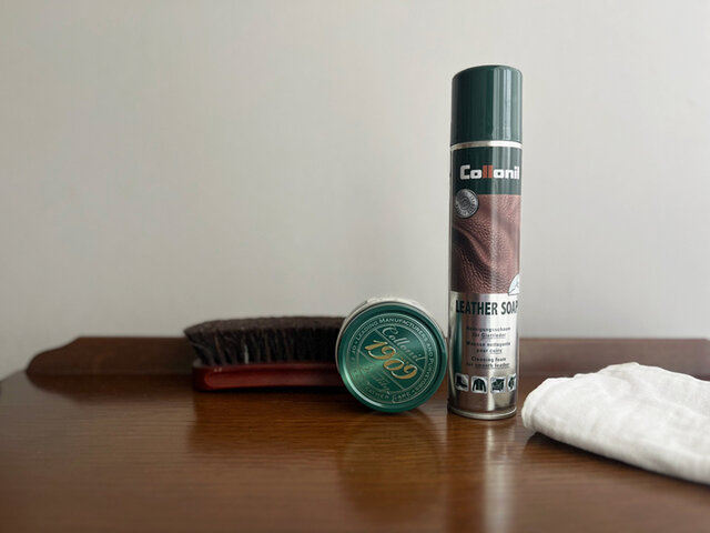今回使用したレザーケア用品
左から:馬毛ブラシ/1909シュプリームクリームデラックス/レザーソープ(コロニル)
クロス2枚