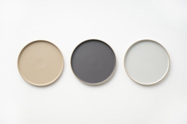 左からNatural、Black、Gloss Gray。