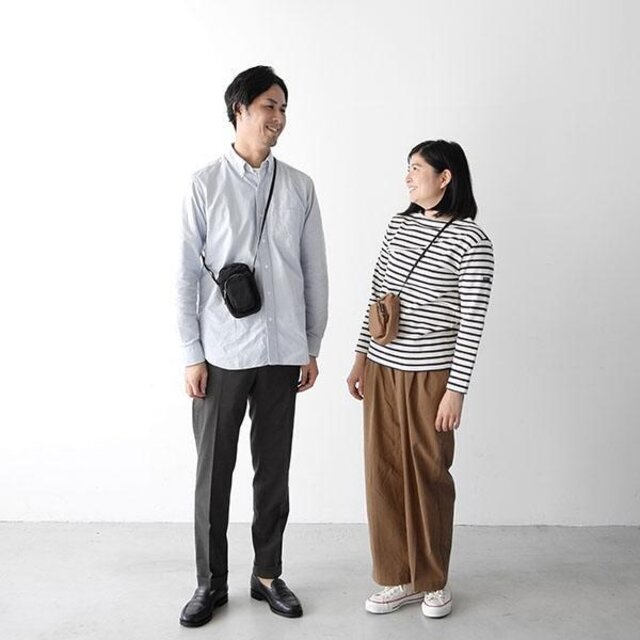 男性モデル : 179cm、ブラック着用、女性モデル : 157cm、モカ着用