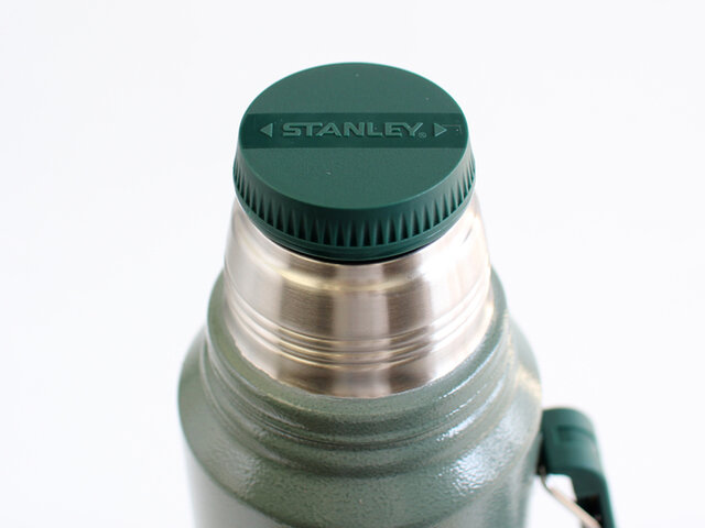 スタンレーのボトルは注ぎ口の口径が50mm。お手入れが簡単なのはもちろんのこと、アイスキューブをそのまま入れられます。