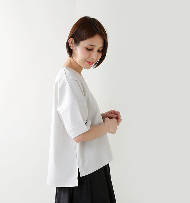 前後で着丈を変えた
動きのあるスタイリングで
軽快な着こなしを
お楽しみいただけます。