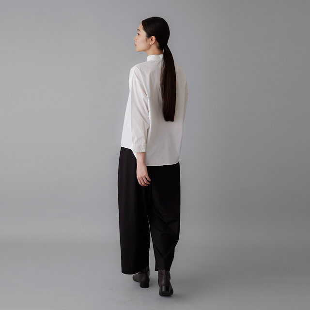 手首が少し見える袖丈で、すっきりとしたバランスに仕上がります。