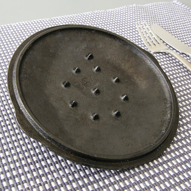 内側に付いた突起は、食材から出た旨味を含む水分を、再び食材に降り注がせる役割があり、旨味を逃がしません。フタもしっかり温めてから使うのがポイント。表面のロッジのロゴも可愛らしく、ぜひスキレットとセット使いしたもらいたいアイテムです。