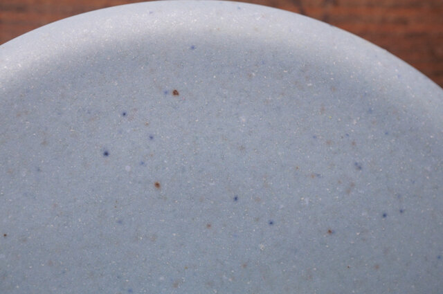 鉄点や青い点、釉薬が結晶化した白い斑点が見られるものもあります。