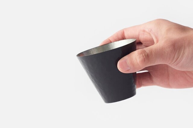 【漆カップC】スッキリとシャープな印象のカップ。叩いて成形する鎚起銅器はまっすぐに形作るのも難しく、直線的なカップにも技術の高さを垣間見ることができます。