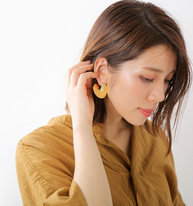 シンプルな真円にアレンジを加えた
プリミティブなデザインが都会的。