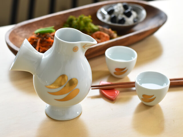 鳥のしっぽ部分が持ち手、くちばし部分が注ぎ口になっています。
いつもの食卓ではもちろん、おもてなしの席や、おめでたい席の際にも活躍してくれるアイテムですよ♪