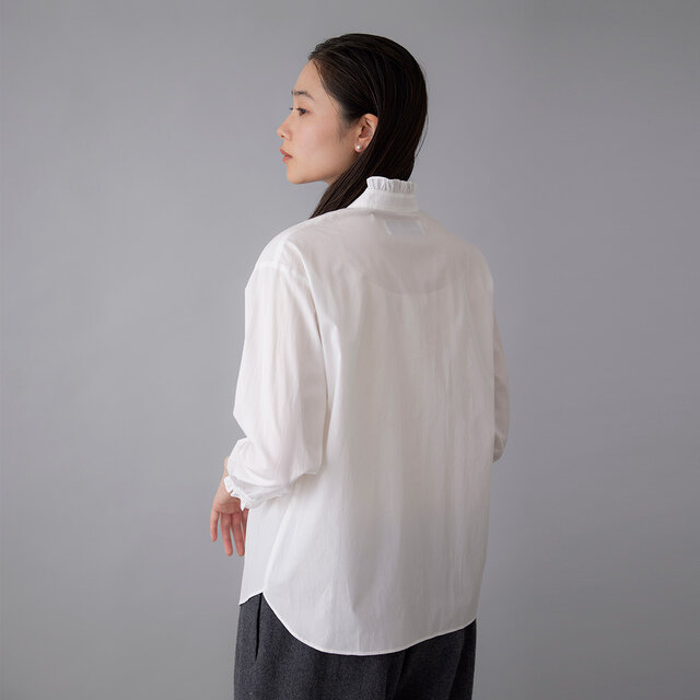 裾は前後差をつけず、インでもアウトでもバランスよく着られる仕様。