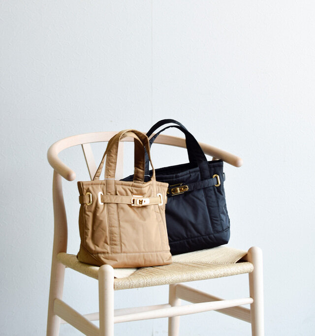 表地は洋服にも使用される
高密度なポリエステル素材に
ボンディング加工を施し、
中綿を入れてふっくらとした風合いに。
落ち着いたマットな質感が大人っぽい雰囲気に。