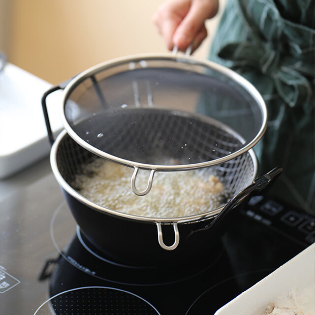 この鉄揚げ鍋セットは、揚げ物にまつわるストレスが解消され、初心者さんでも上手に揚げ物ができると人気のお鍋です。
鉄鍋はブルーテンバー材を採用しており、サビにくく耐久性に優れ、お手入れも容易です。