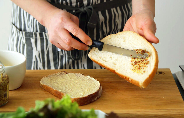 スイスでは食事用ナイフとして使われているのだそう。
カトラリーとしてテーブルに置いても違和感ないサイズで厚めのステーキもラクにカットできます。
先端が丸いので、パンにバターやジャムを塗れますよ。

朝食ではパンを
ランチには海苔巻きを
15時のおやつにはケーキを
夕食にはステーキを
マルチに使えるナイフは小さな名品なのです！