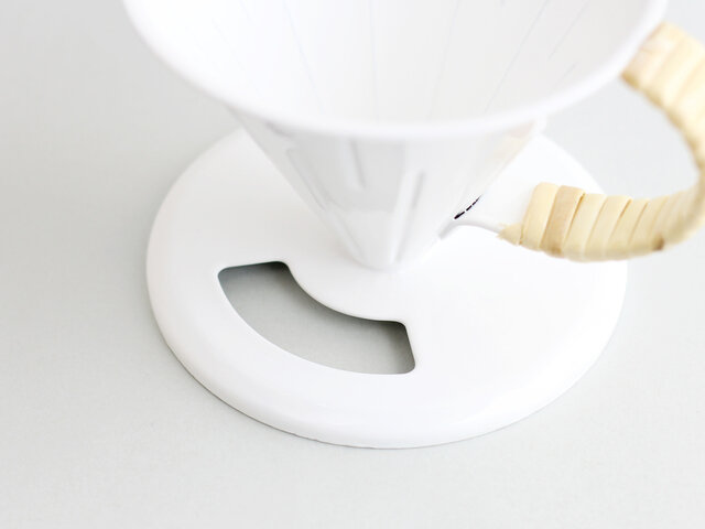 コーヒー1～2杯用のドリッパー2.0は、マグカップに直接抽出することができるよう覗き穴が開いており、マグカップにコーヒーが落ちる量を確認できる仕様になっています。