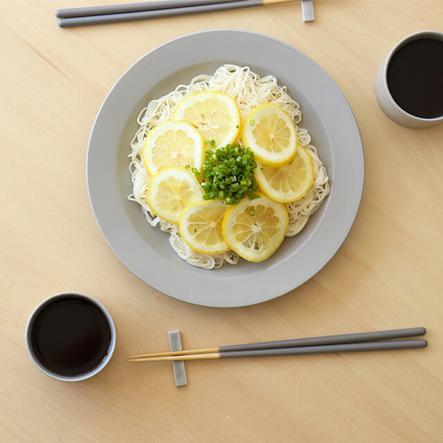 ずっと欲しかったリム付きプレート。
どんなお料理も、より一層美しく見せてくれる食器だから
盛りつけがいつもより楽しくなりますよ。