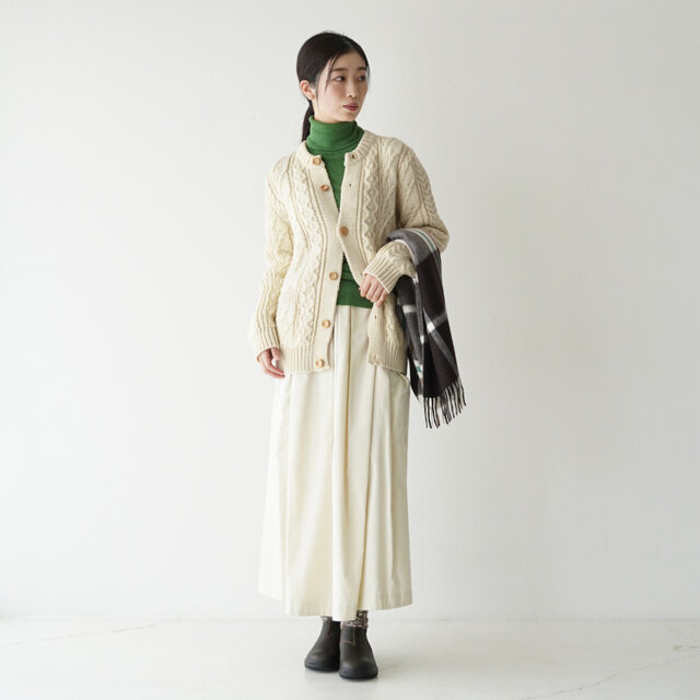 モデル:166cm / 47kg
color : pure-aran(col.001) / size : 36(レディースフリーサイズ)