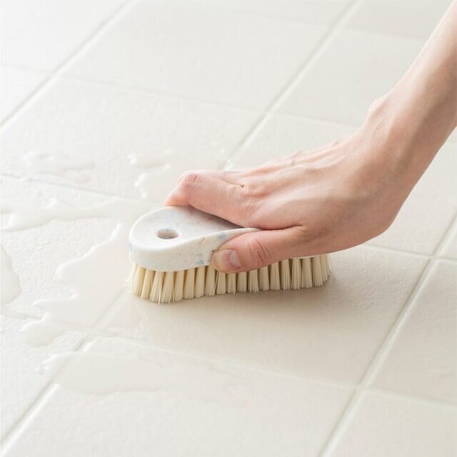 手のひら全体で上からしっかりと力を込めて握れる形状は、お家の中の広い面をゴシゴシと力強く洗うのに最適です。特に汚れが溜まりやすい浴室のタイルや床の細かな溝、目地のお手入れでは、コシのある硬めの毛先が奥までしっかり入り込み、気になるヌメリや頑固な汚れを気持ちよくかき出せます。