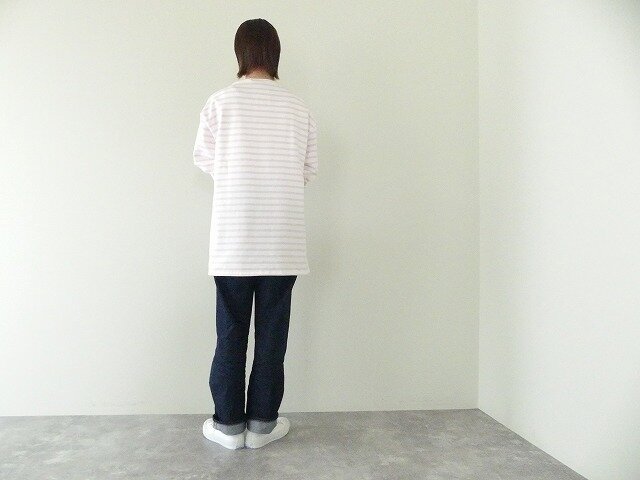 T7サイズになると肩が落ちて完全にオーバーサイズに。
長めの袖はまくったり、くるくると折り返してもかわいい。
デニムとも相性抜群です。