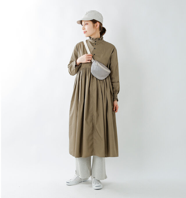 model yama:167cm / 49kg
color : khaki brown / size : F
前と後ろの両方でそれぞれ着られる2way仕様で、着こなしの幅をグンと広げてくれます。