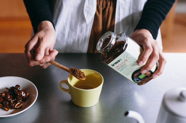 コーヒースプーン1杯でコーヒーカップ1杯分、コーヒースプーン2杯でマグカップ1杯分が目安です。(希釈目安は2gに対し、150mlのお湯)コーヒーをドリップする時間がとれないときも、お湯を注ぐだけなのでいつでも手軽に楽しめますよ。