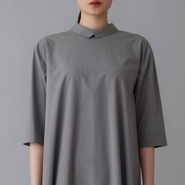 ミニマルな重ね襟が 穏やかな女性らしさを添えます。