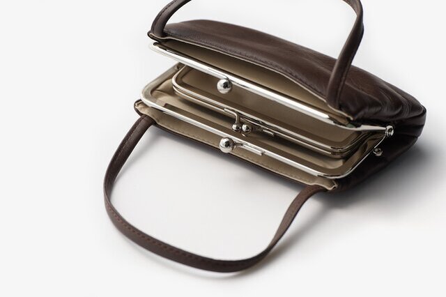 がま口の両サイドにある隙間も含めて、ポケットは計5つ。