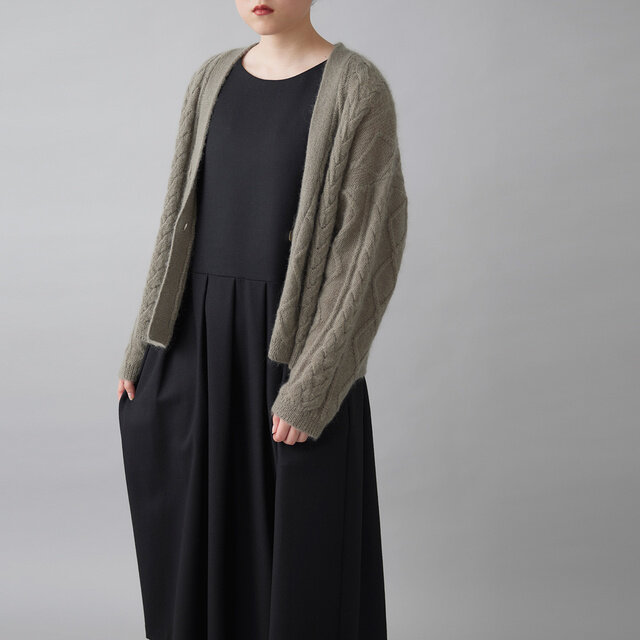 クロはシックで端正な印象。フォーマルにもカジュアルにも対応できる、ワードローブに欠かせない定番カラー。