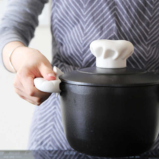 使い方も簡単で、立ち上がった親指の部分を持ち、取っ手部分にかぶせるだけ。しっかりかぶせて使ってください。
使わない時は菜箸などを置く箸置きとして、また開いた本の角をミトンの中に差し込めば固定することもできるので、レシピ本を見ながらの調理も可能です◎