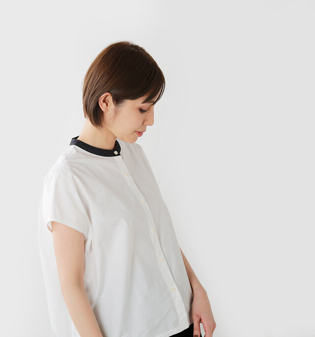 ハリ感のある軽やかな
コットン生地をふんわりと
広がりのあるシルエットで
まとめた大人可愛いシャツ。
襟部分を配色で切替えた
クレリックデザインは
aranciatoだけの別注。
後ろ裾に通されたリボンで
シルエットを調節出来、
たっぷりのギャザーラインも表情豊か。
こだわりのディティールで
着こなし全体を
ふんわり柔らかな印象にしてくれます。