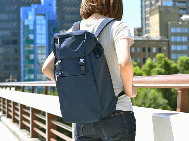 シンプルで女性の背中でもスッキリと背負えるデザインだから、もちろんタウンユースも可能です。