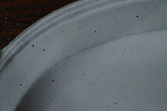 手作りの陶器には、細かい鉄点や凹凸、小穴が見られます。