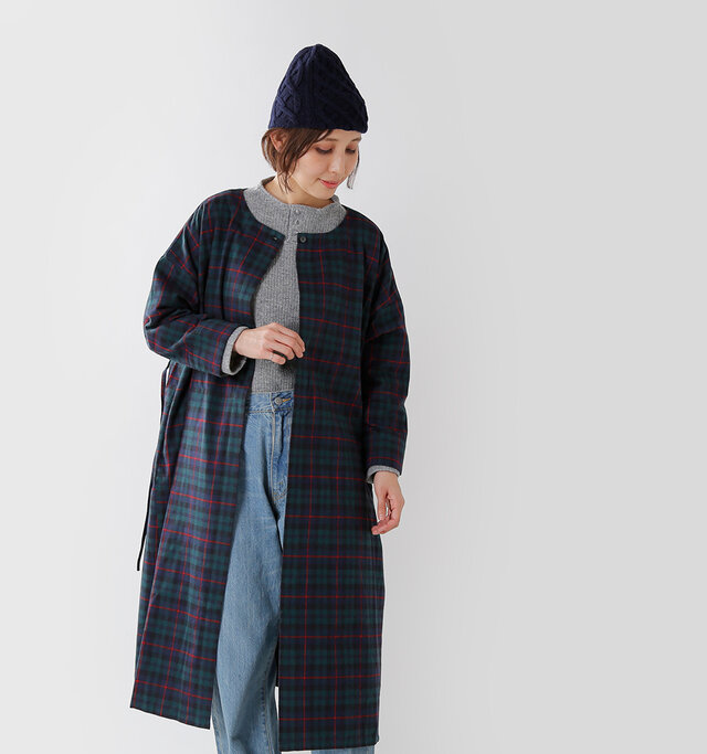 ゆったりシルエットに仕上げられた、
ラクに羽織れるガウンコートです。
首元はノーカラーのデザインのなっており、
女性らしい印象です。
ハイネックセーターとの相性抜群。
合わせやすいながらも存在感のある
チェック柄はコーディネートの
主役になってくれるアイテムです。