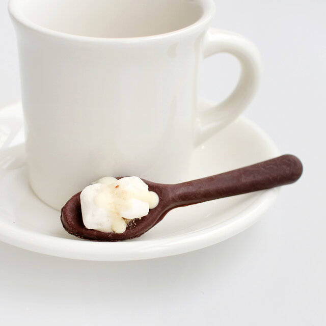 そのまま温めたミルクに溶かせばホットチョコレートになるスプーン。スパイスが香る冬のリッチなドリンクをお楽しみいただけます。牛乳はもちろん、豆乳もおすすめ。