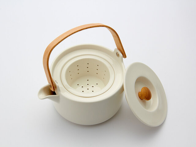 茶こしも本体と同じ色目の陶器製です。美しいですね♪
