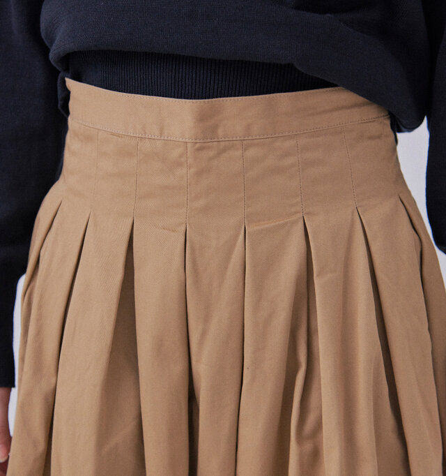 ※画像は定番カラーのBEIGE
品の良い艶のあるしっかりとしたチノ素材で、通年お使いいただけるアイテムです。
製品の加工として最後に洗いをかけているため、お洗濯による縮みもありません。