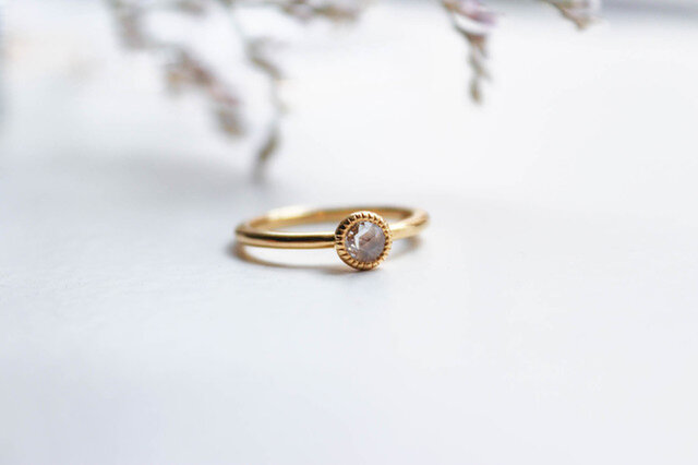 ローズカットの柔らかな輝きが上品な指輪です。ダイヤの部分に高さが出ないようデザインしているので日常使いできるのもポイントです。