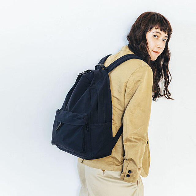 ツルンとしたナイロン生地もいいですが、シンプルなかたちにした時にどこか寂しく感じてしまう。その点、この64クロスは、くたっと柔らかく、シワや折れ目などを目や手で感じる事のできる、表情のある素材です。シンプルなデイパックに、あたたかさや表情を与えてくれます。