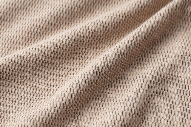 特徴ある凹凸した編みに、空気の層ができてふっくらあったか。