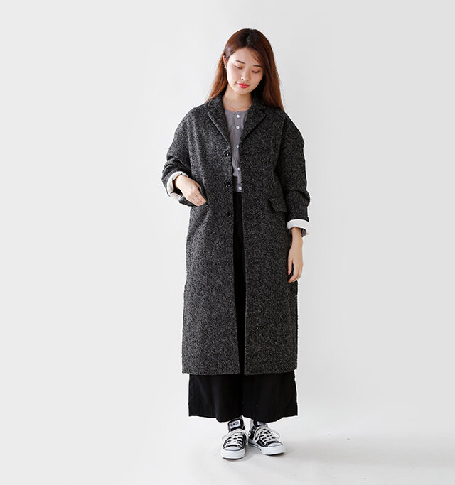 様々な糸を使用した
奥行きのあるツイード生地が
存在感タップリの一着。
クラシカルなデザインを
ビッグシルエットに
仕上げることで
トレンド感たっぷり。