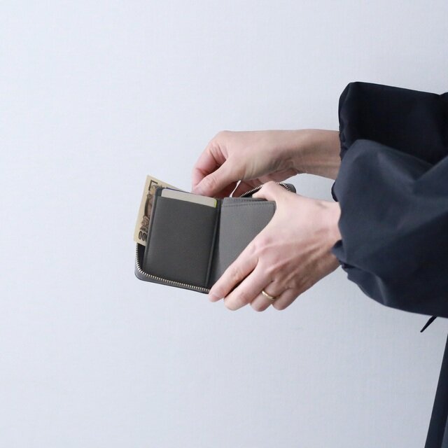 お札は折らずに収納可能。
1万円札がちょうどぴったり入るサイズ感です。